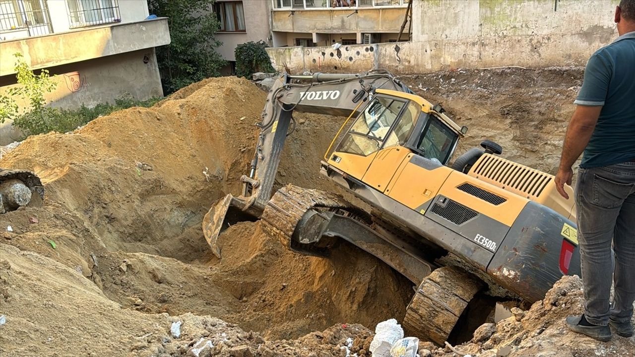 Bayrampaşa'da İnşaat Alanında Toprak Kayması: İş Makinesi Devrildi