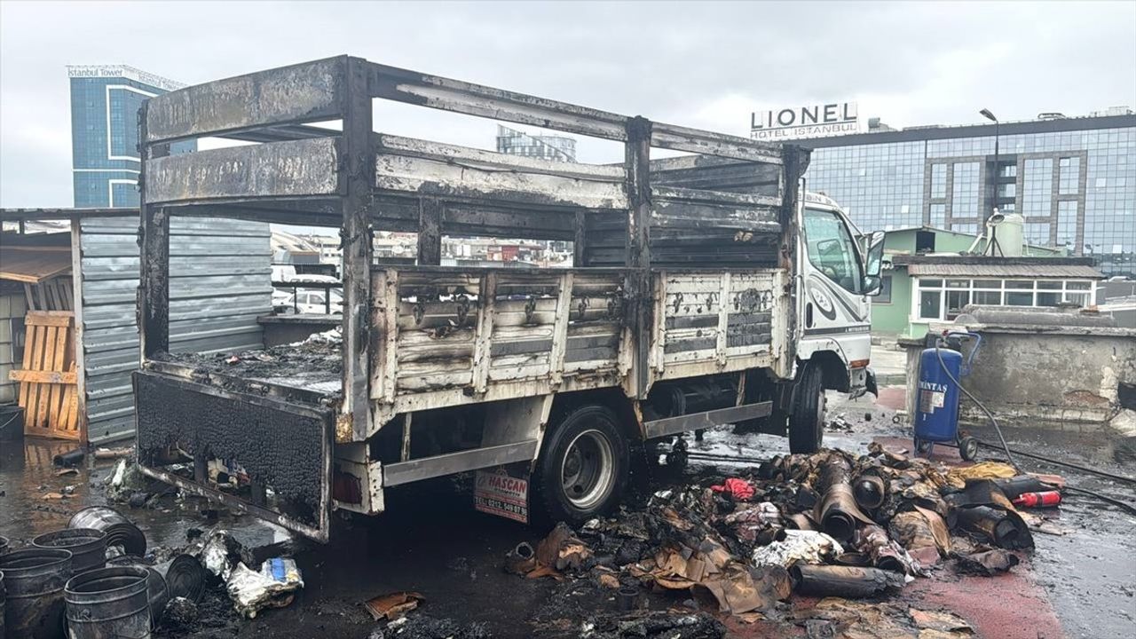 Bayrampaşa'da Otoparktaki Hurda Kağıt Yüklü Kamyonet Yanarak İki Araca Zarar Verdi