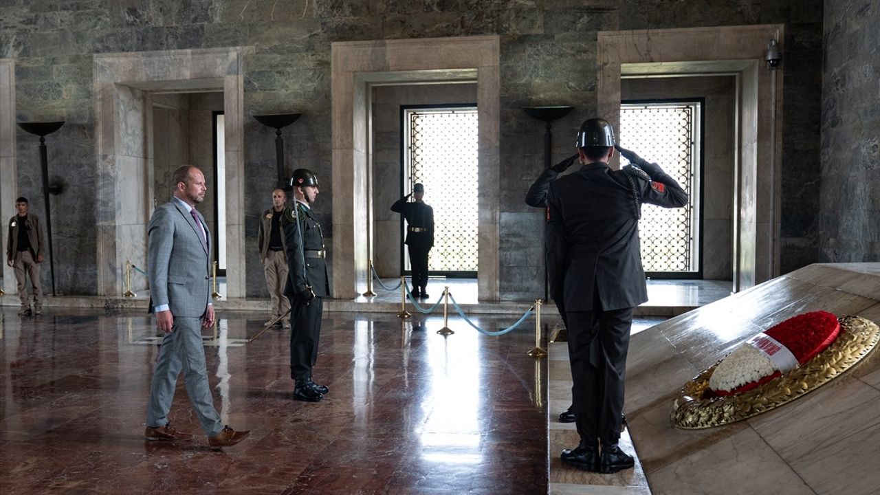 Belçika Savunma Bakanı Francken, Anıtkabir'i Ziyaret Etti