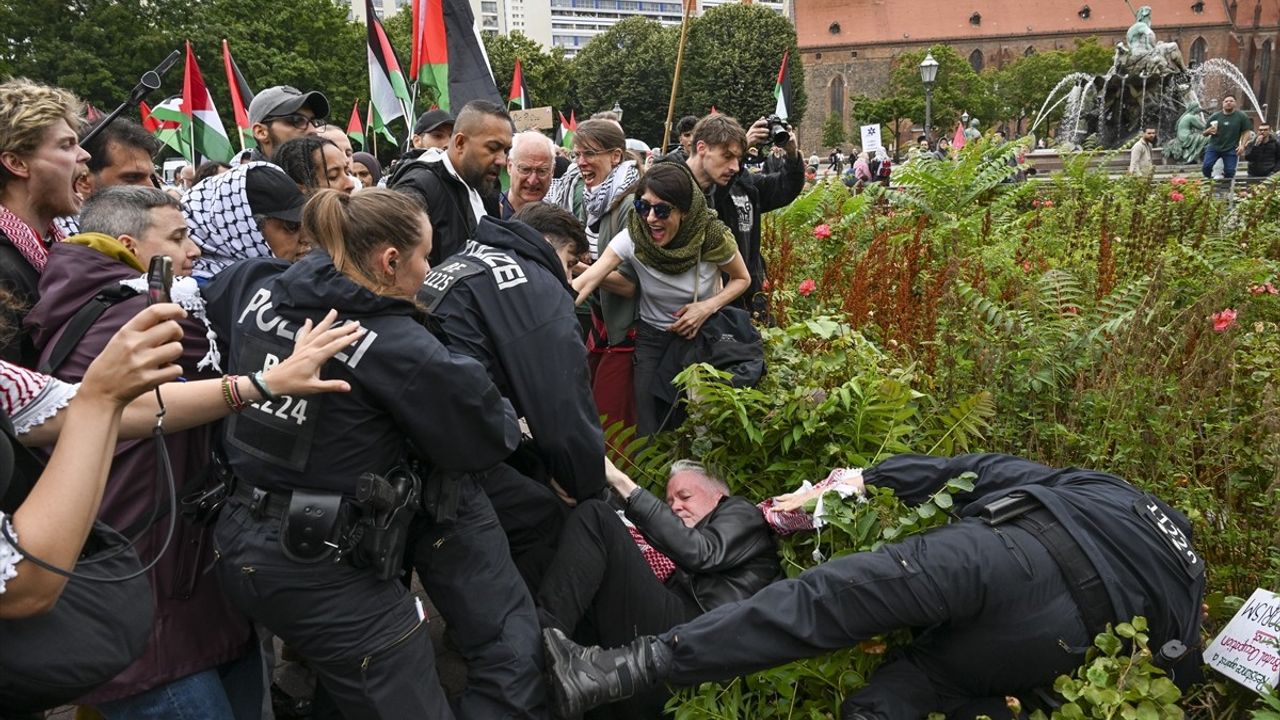 Berlin'de Filistin Destekçilerine Sert Polis Müdahalesi