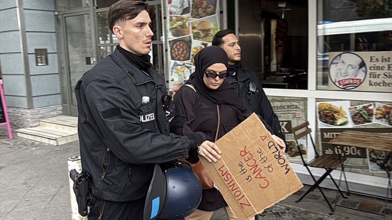 Berlin'de Filistin'e Destek Yürüyüşü Polisten Engellendi
