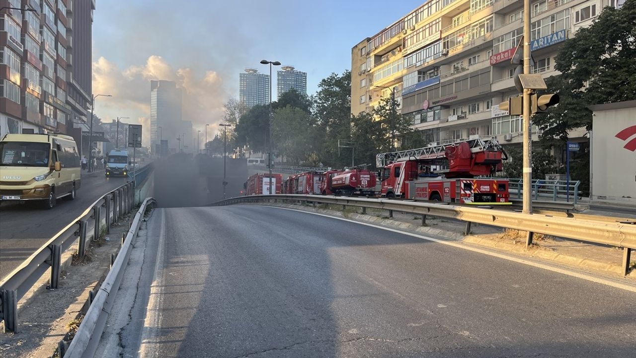 Beşiktaş'taki Alt Geçitte Otobüs Yangını Kontrol Altına Alındı