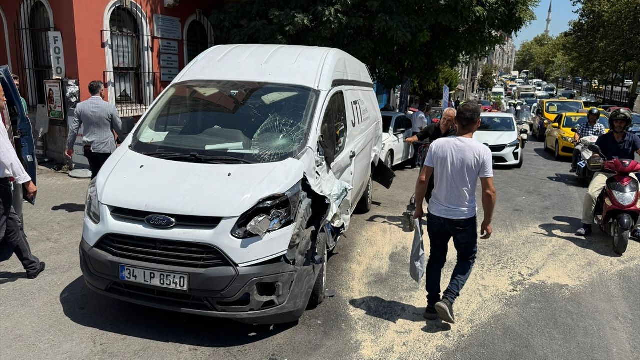 Beyoğlu'nda 9 Araçla Zincirleme Kaza: 5 Yaralı