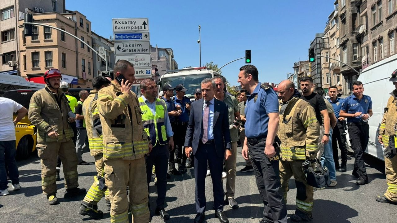 Beyoğlu'nda 9 Araçlı Zincirleme Trafik Kazasında 5 Kişi Yaralandı