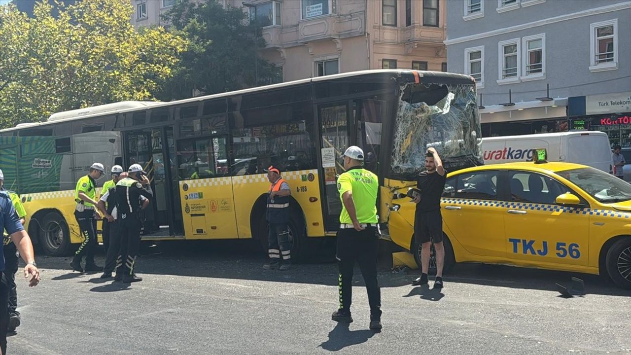 Beyoğlu'nda Zincirleme Trafik Kazası: 9 Araç Karıştı