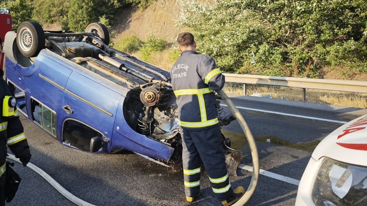 Bilecik'te Bariyere Çarpan Hafif Ticari Araçta 4 Yaralı