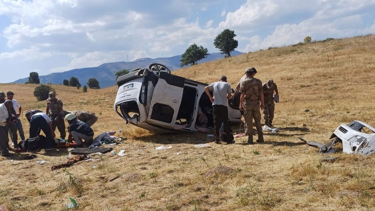 Bingöl'de Hafif Ticari Araç Devrildi: 1 Çocuk Hayatını Kaybetti, 7 Yaralı