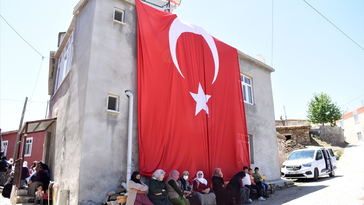 Bitlisli Şehit Sözleşmeli Erler Uyanık ve Yeşildemir'in Ailelerine Acı Haber