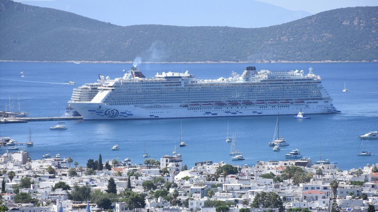 Bodrum'a İki Kruvaziyerle 3.308 Yolcu Geldi