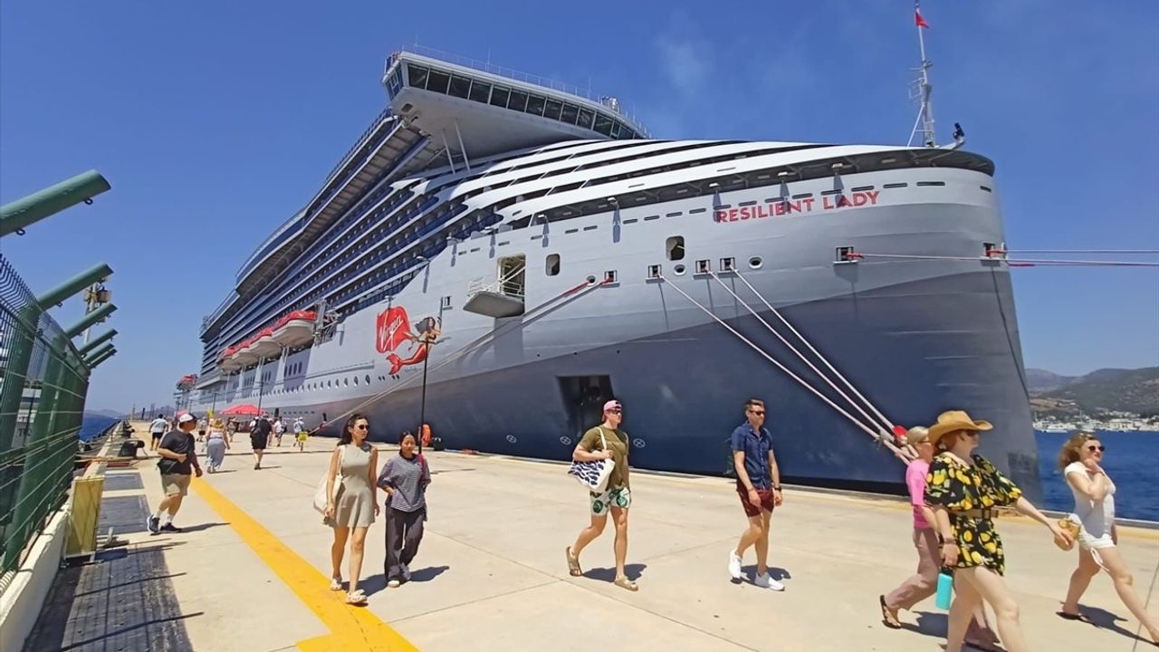 Bodrum'a 'Resilient Lady' Kruvaziyeri ile 2.606 Yolcu Geldi