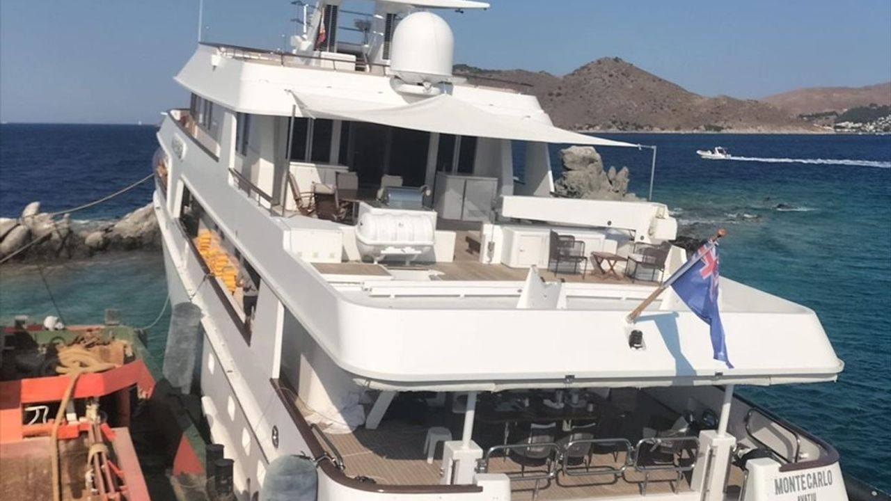 Bodrum'da Kayalıklara Çarpan Motoryat İçin Kurtarma Çalışmaları Devam Ediyor