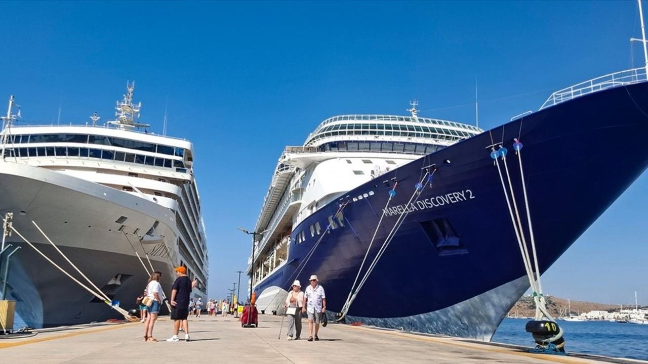 Bodrum Limanı'na İki Kruvaziyer ile 2,482 Yolcu Geldi