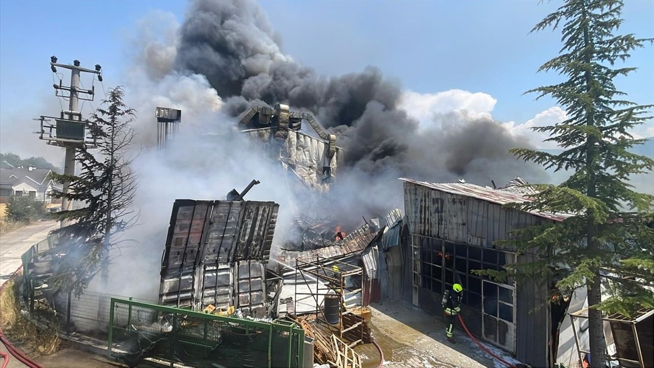 Bolu'daki Medikal Fabrikada Yangın Çıktı: İtfaiye Ekipleri Müdahalede