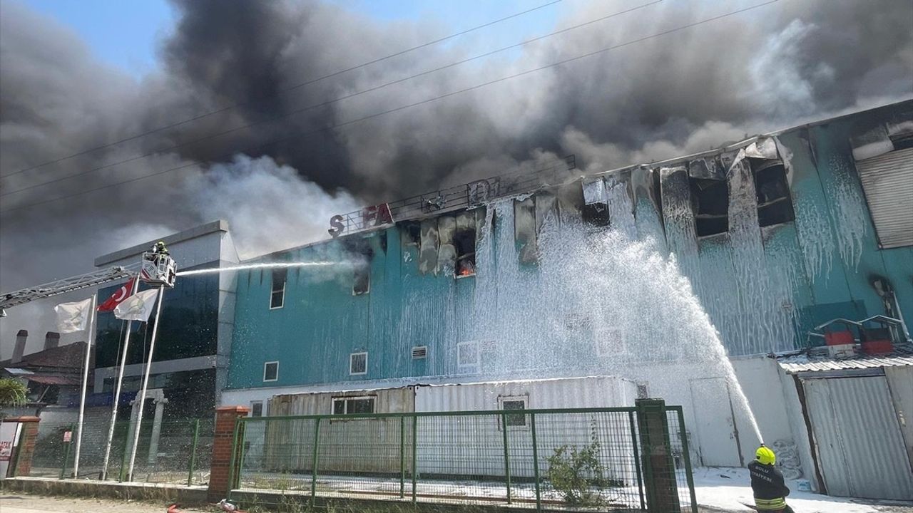 Bolu'daki Medikal Fabrikada Yangın Kontrol Altına Alındı