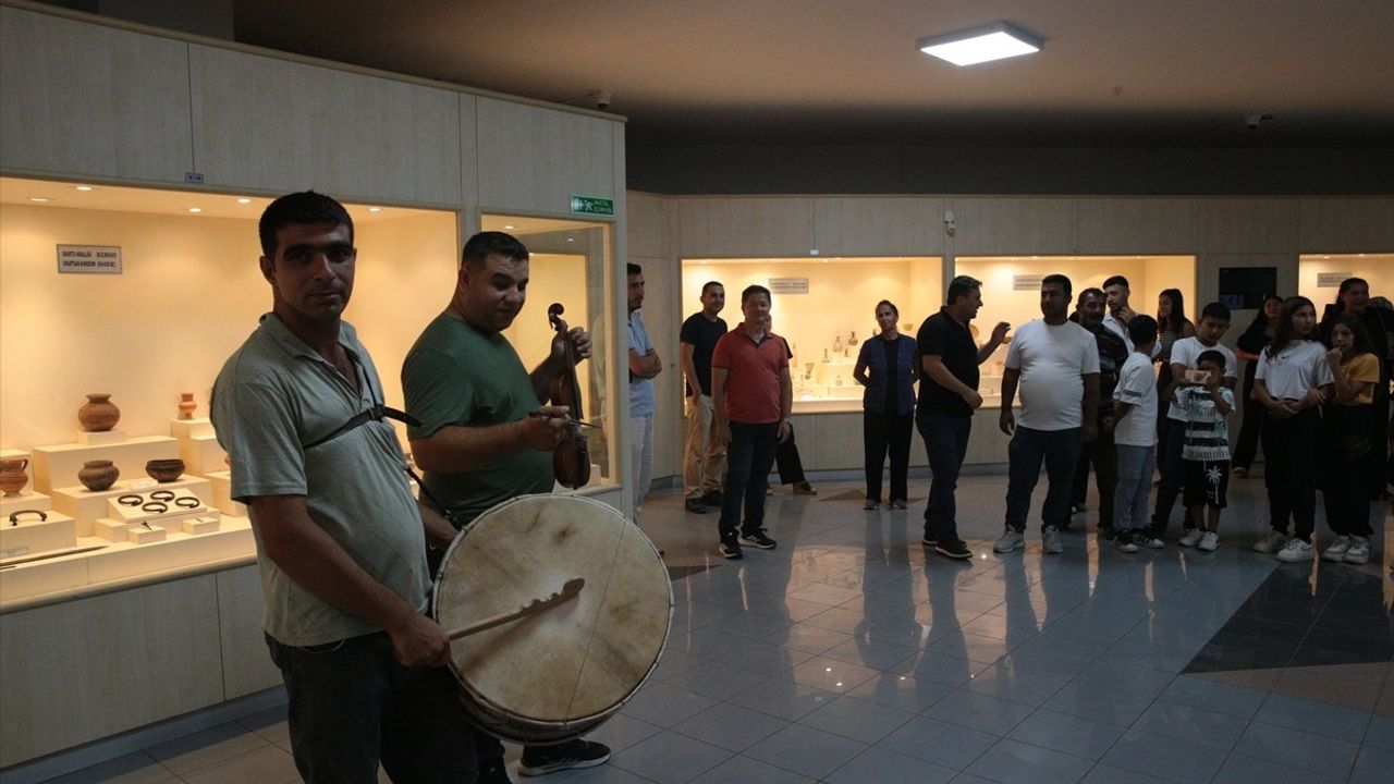 Bolu'daki Müzede Romanlar Davul Keman Eşliğinde Çiftetelli Oynadı