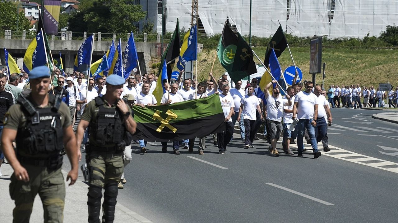 Bosna Hersek'te Madenciler Maaş ve Emeklilik Koşulları İçin Gösteri Düzenledi