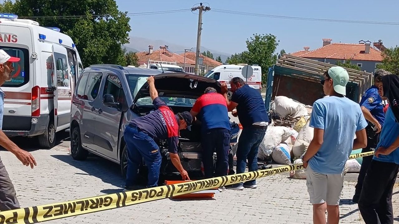 Burdur'da Traktör-Hafif Ticari Araç Çarpışması: 7 Yaralı