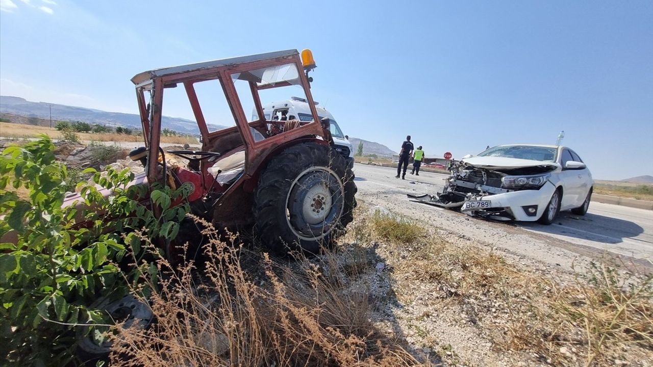 Burdur'da Traktör ve Otomobil Çarpıştı: 5 Yaralı