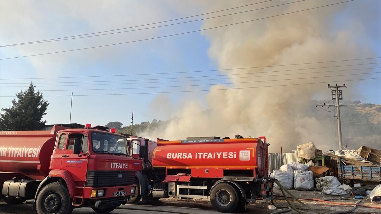 Bursa'da Geri Dönüşüm Tesisinde Yangın Kontrol Altına Alındı