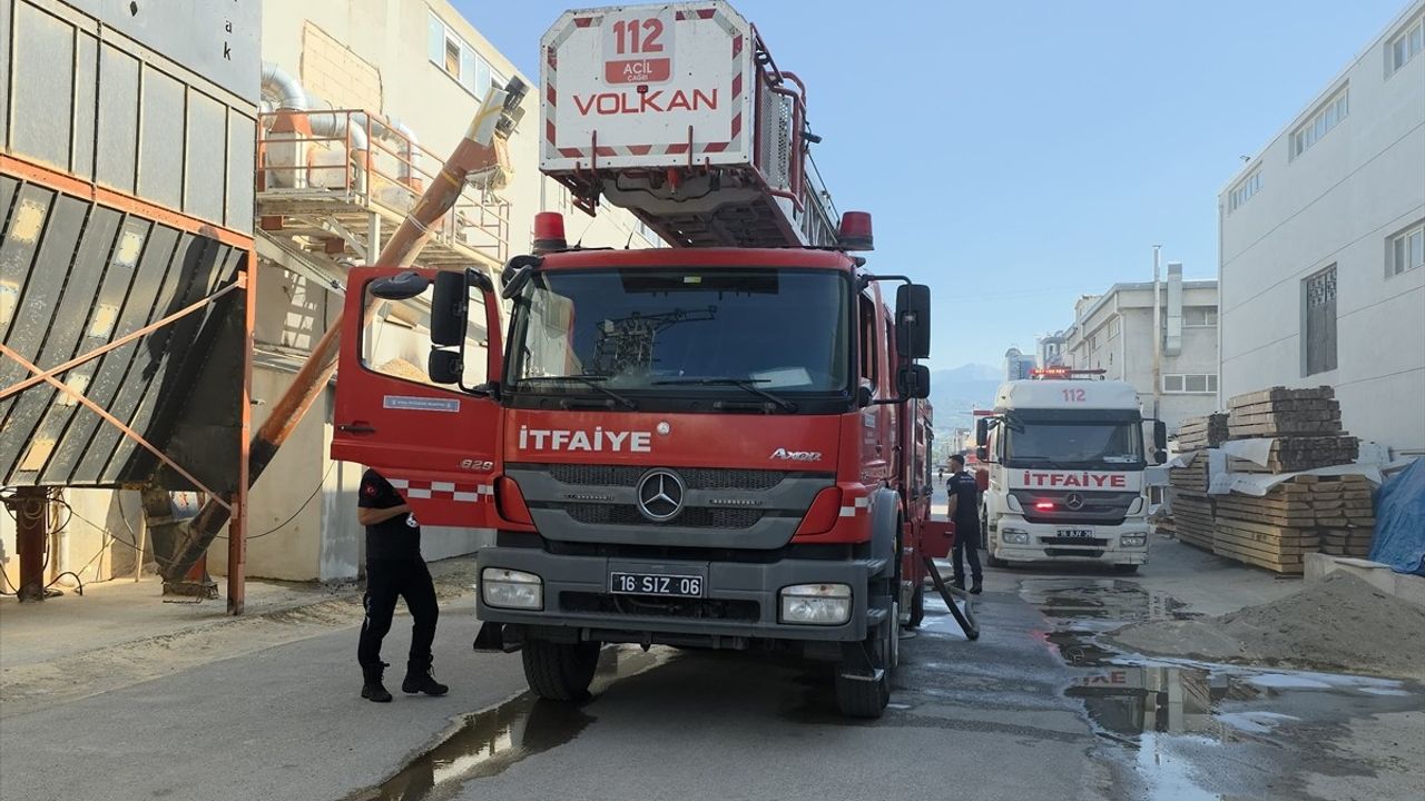 Bursa'da Mobilya Fabrikasında Yangın: İtfaiye Hızla Müdahale Etti