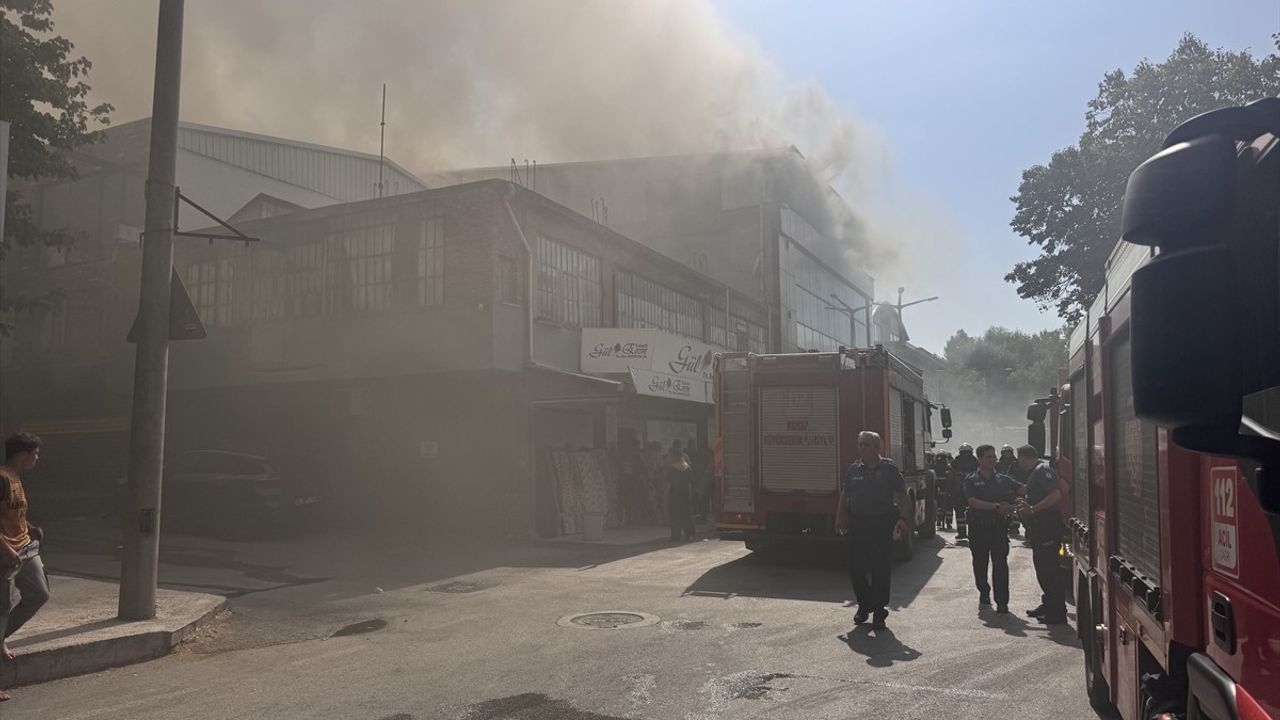Bursa'da Tekstil Mağazasında Yangın: İtfaiye Ekipleri Müdahale Ediyor