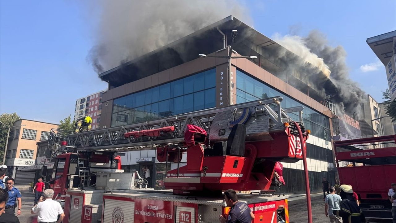 Bursa'da Tekstil Mağazasında Yangın Kontrol Altına Alındı