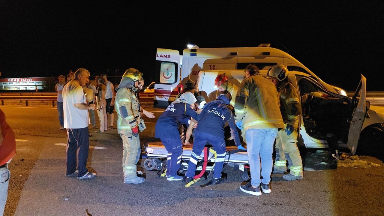 Bursa'da Tıra Çarpan Hafif Ticari Araçta 2 Kişi Ağır Yaralandı