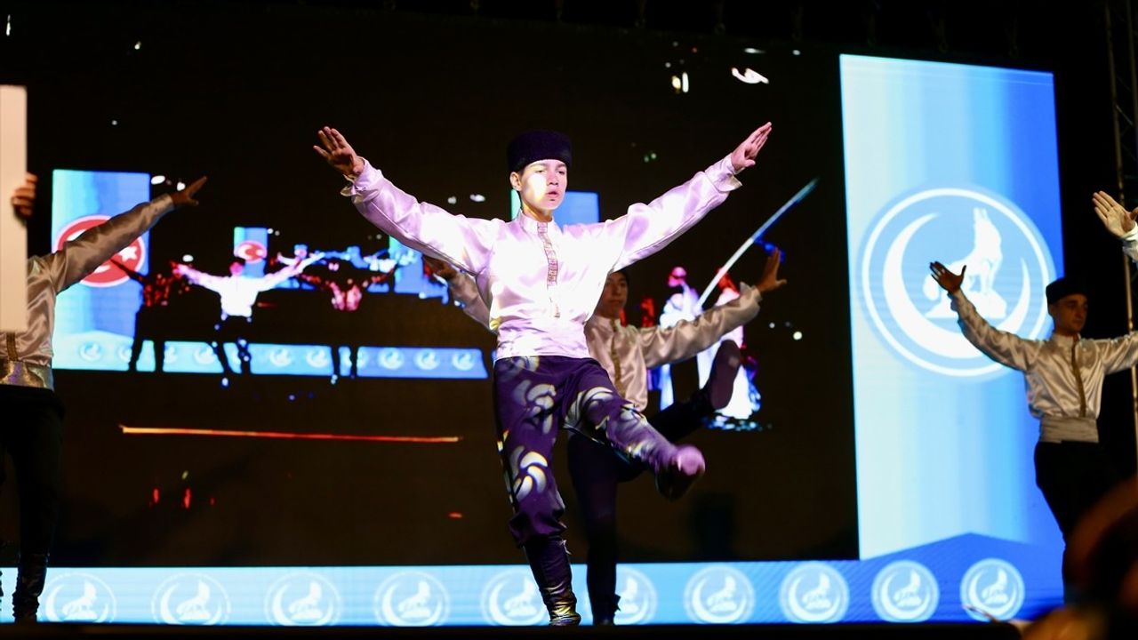 Bursa'da Türk Dünyası Halk Oyunları Şöleni Coşkusu