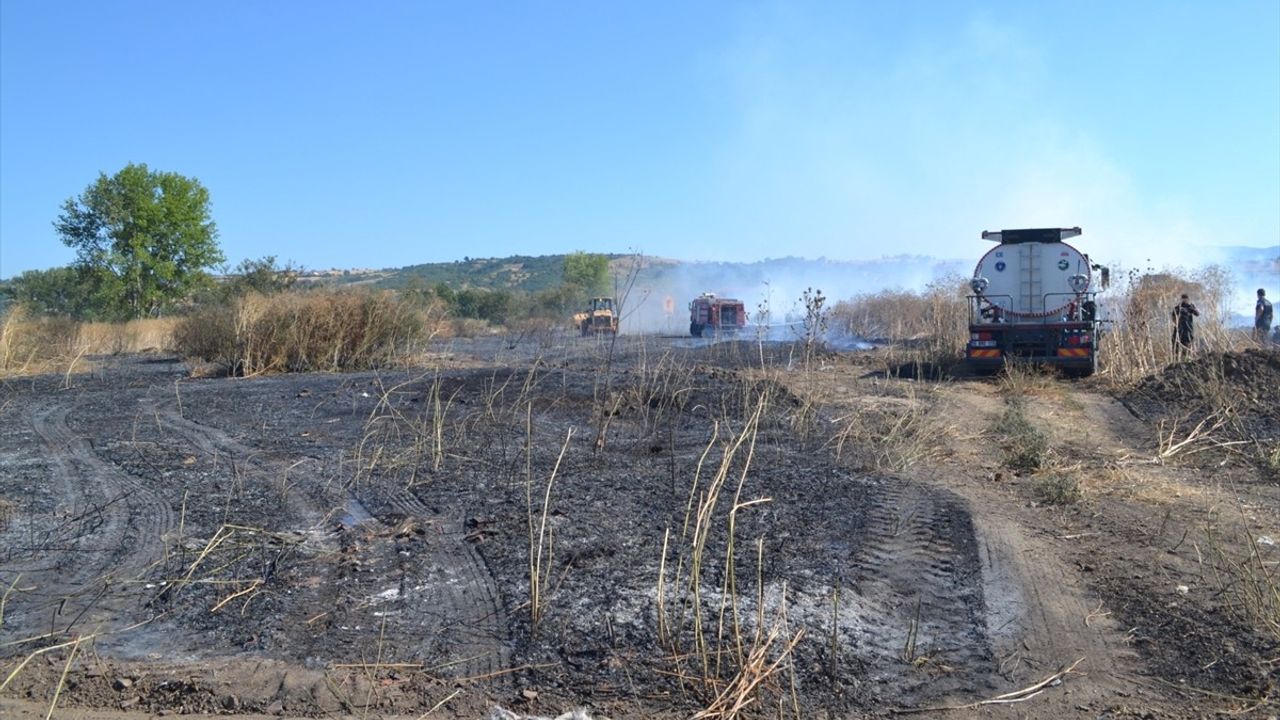 Bursa'nın Mustafakemalpaşa İlçesindeki Çalılık Alanda Yangın Söndürüldü