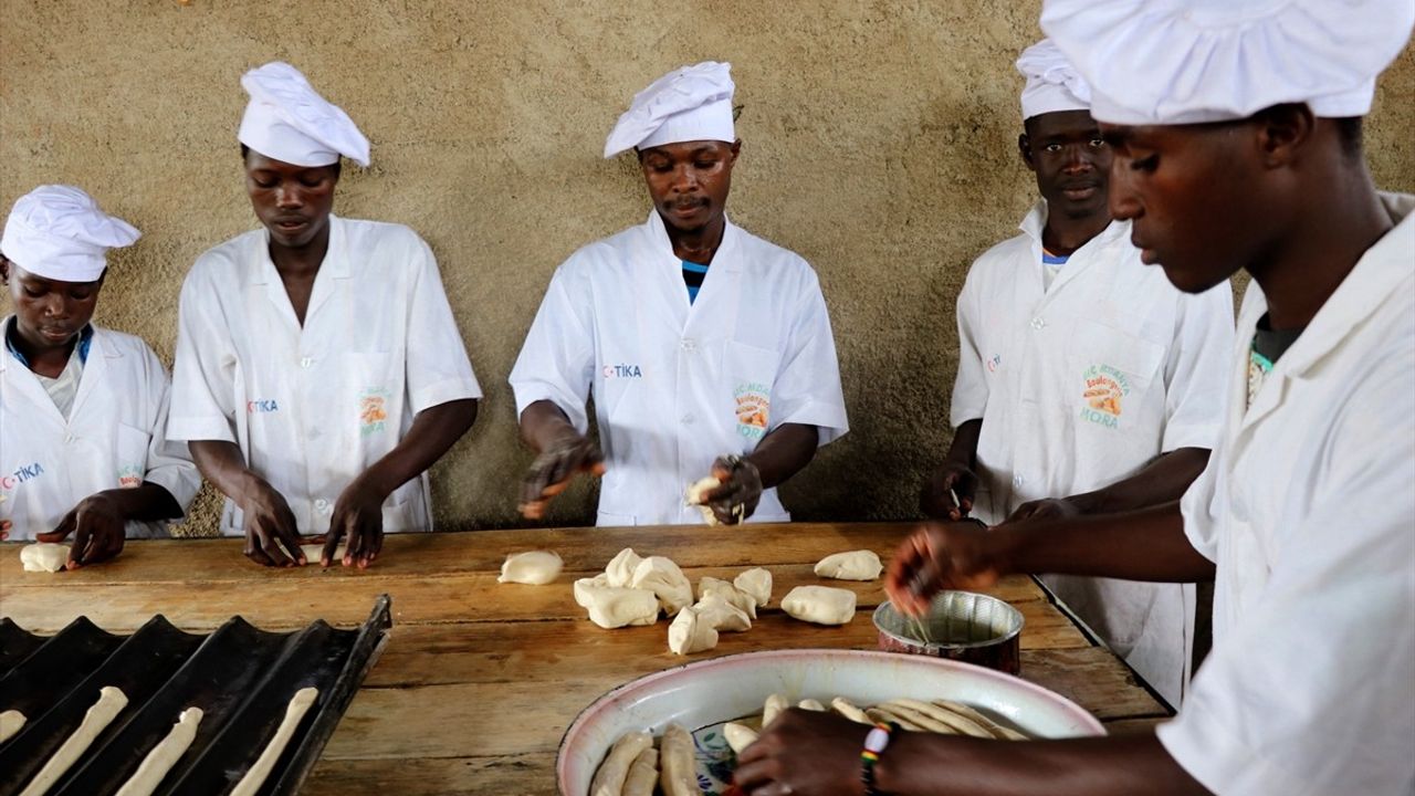 Büyükelçi Öskiper, Kamerun'da TİKA Projelerini ve Mülteci Kampını Ziyaret Etti