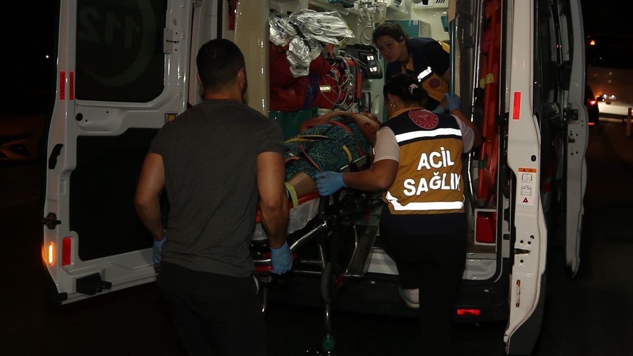 Çanakkale'de Taksi ile Otomobil Çarpıştı: 8 Yaralı