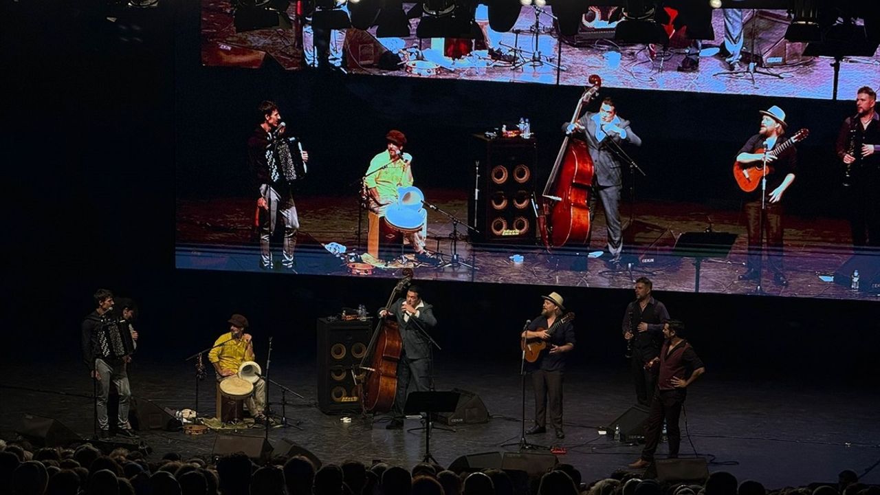 Candan Erçetin ve Barcelona Gipsy Klezmer Orkestrası Bursa'da Muhteşem Bir Konser Verdi