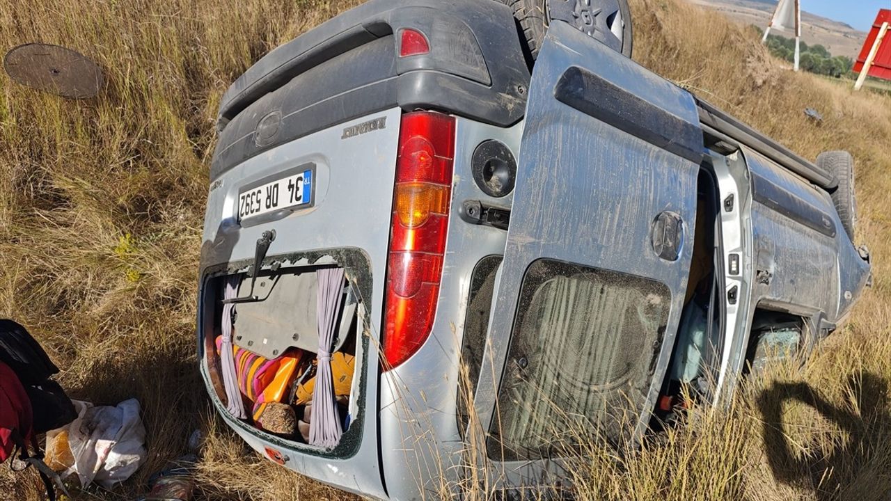 Çankırı'da Hafif Ticari Araç Devrildi: 1 Ölü, 2 Yaralı
