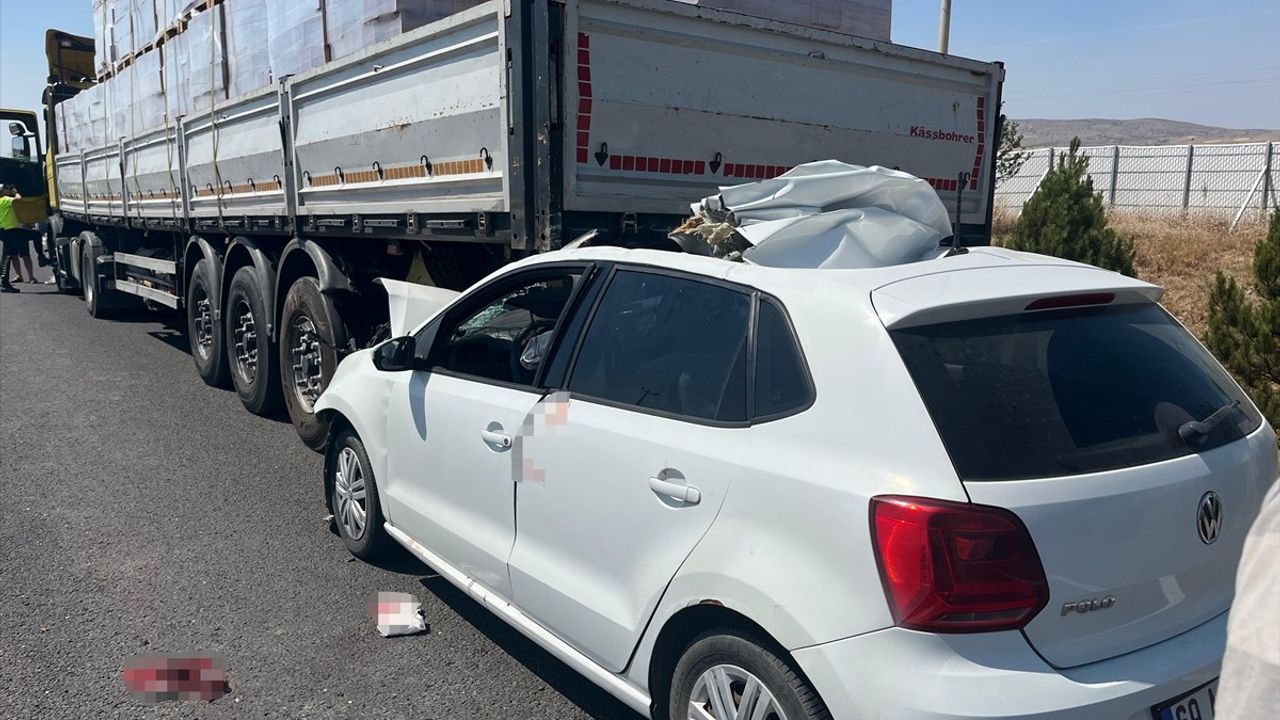 Çankırı'da Trafik Kazası: Tıra Çarpan Otomobilin Sürücüsü Hayatını Kaybetti