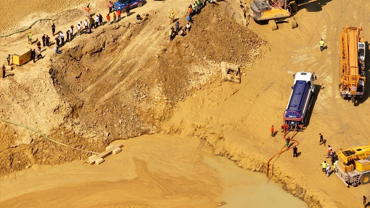 Çatalca'da İş Makinesi Atık Su Birikintisine Düştü: Kurtarma Çalışmaları Sürüyor