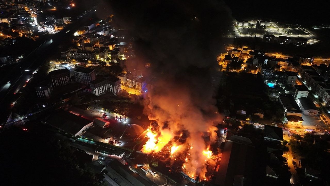 Çekmeköy'de Yangın: Sünger Fabrikasında Alevler Yükseliyor