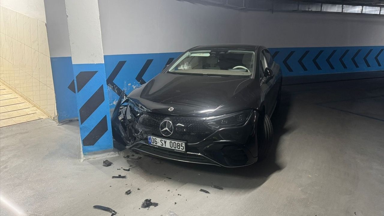 Çeşme'de Vale, Lüks Aracı Duvara Çarptı: Otomobil Kullanılamaz Hale Geldi