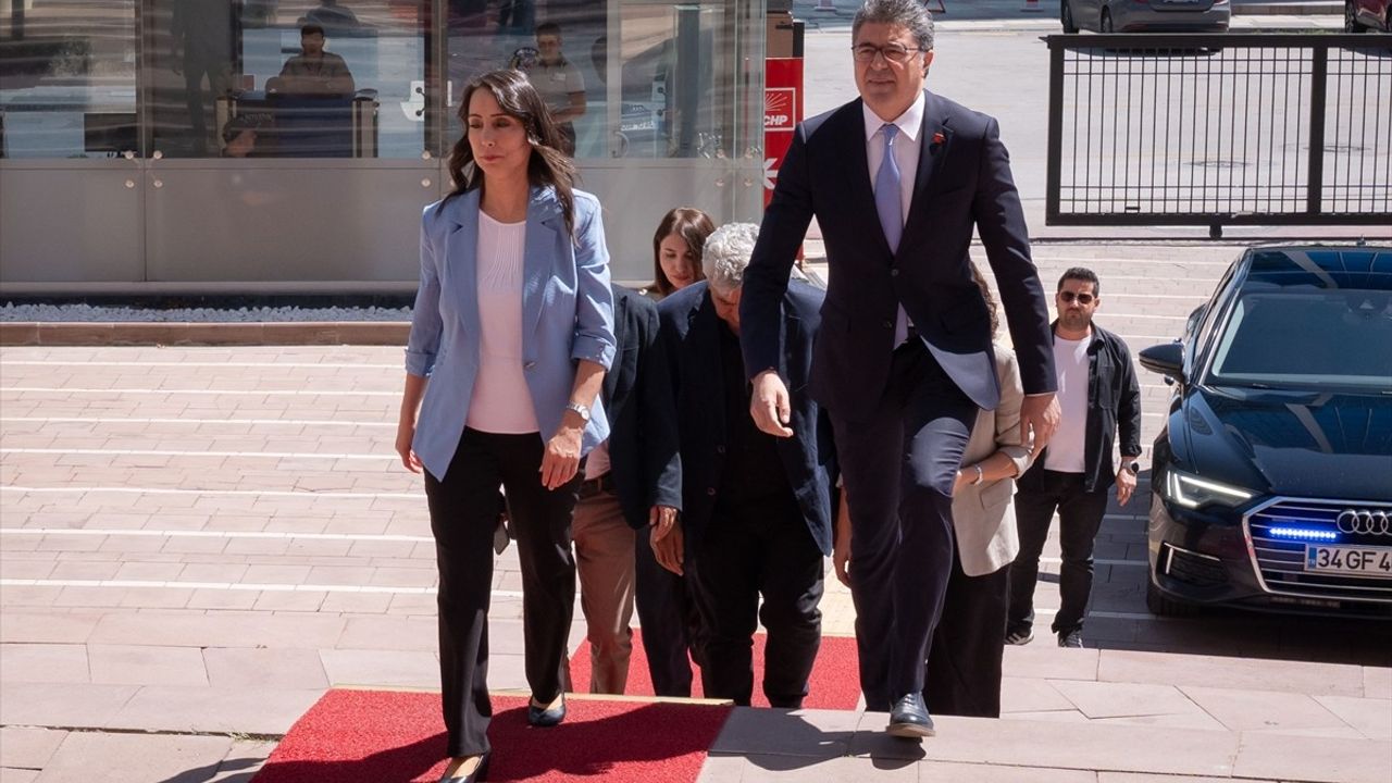 CHP Genel Başkanı Özel'den DEM Parti ile Kritik Görüşme: 'Yeni Bir Süreç İçindeyiz'
