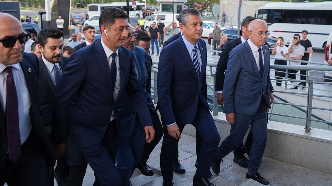 CHP Genel Başkanı Özel'den Sözcü TV'ye Destek: 'Baskı Rejimi' Uyarısı!