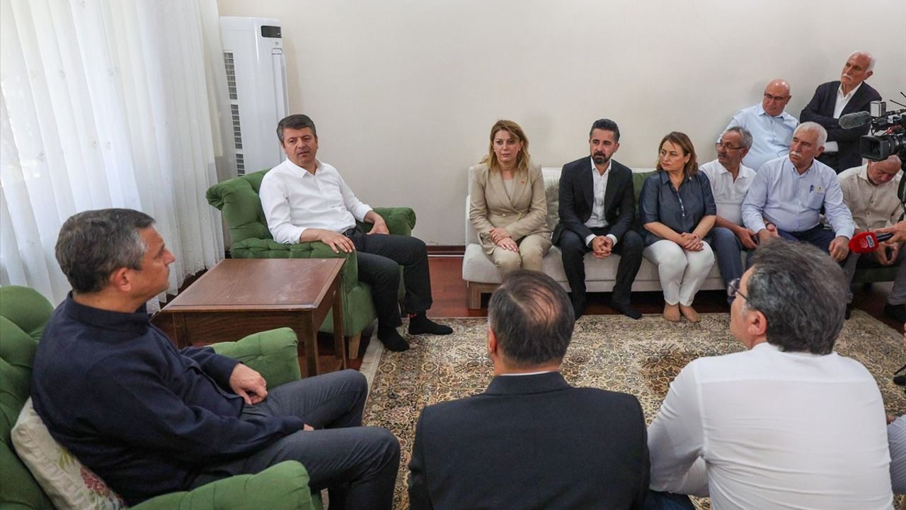 CHP Genel Başkanı Özel, Tutdere'yi Ziyaret Etti
