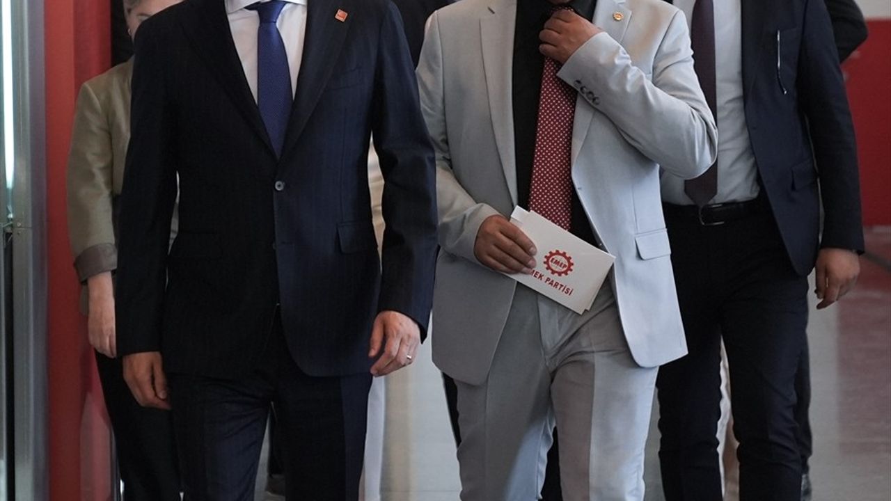 CHP Genel Başkanı Özgür Özel'den Yangın Söndürme Çalışmalarına Destek