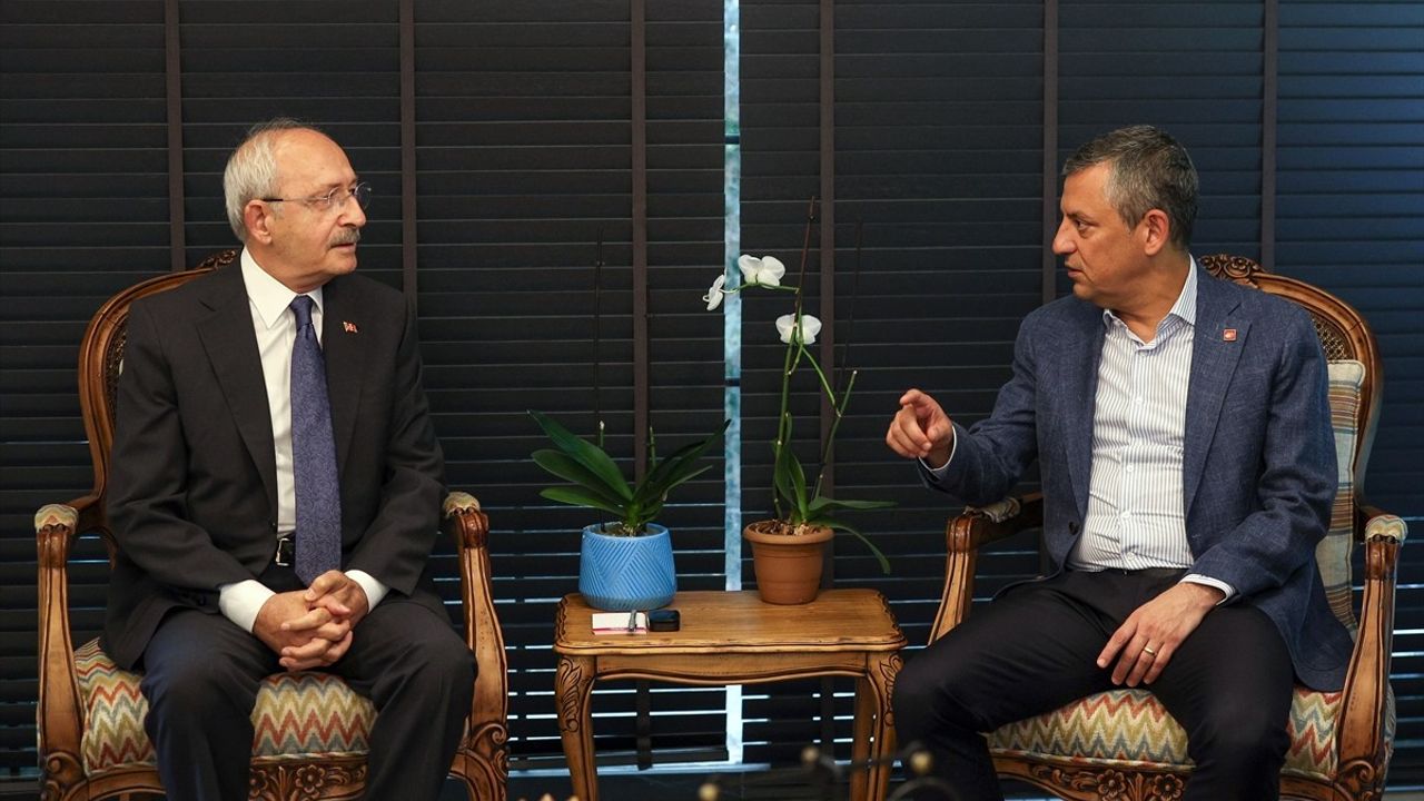 CHP Genel Başkanı Özgür Özel, Kemal Kılıçdaroğlu'na Taziye Ziyareti Gerçekleştirdi