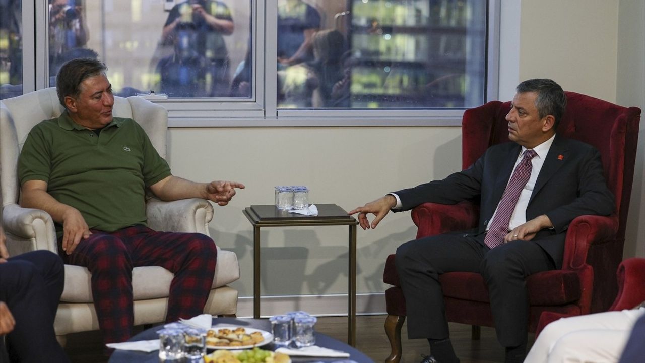 CHP Genel Başkanı Özgür Özel, Murat Emir'i Hastanede Ziyaret Etti