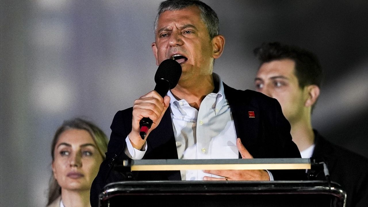 CHP Genel Başkanı Özgür Özel, Saraçhane'deki Mitingde Terör ve Yolsuzlukla Mücadele Vurgusu Yaptı