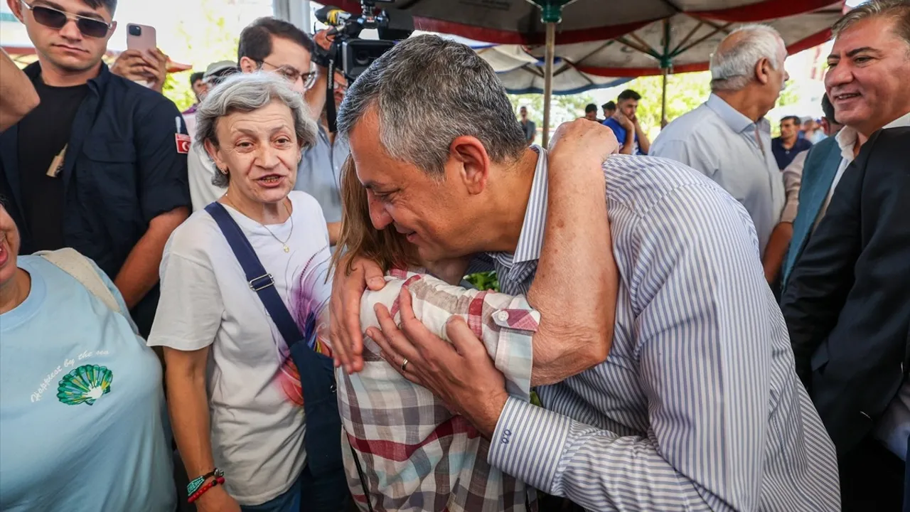 CHP Genel Başkanı Özgür Özel, Yenimahalle Semt Pazarını Ziyaret Etti