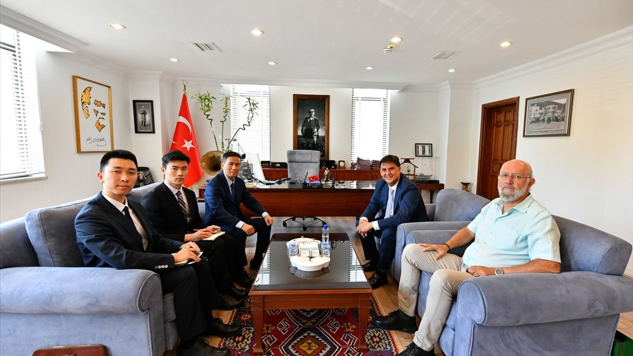 Çinli Heyet Fethiye Belediye Başkanı Alim Karaca'yı Ziyaret Etti