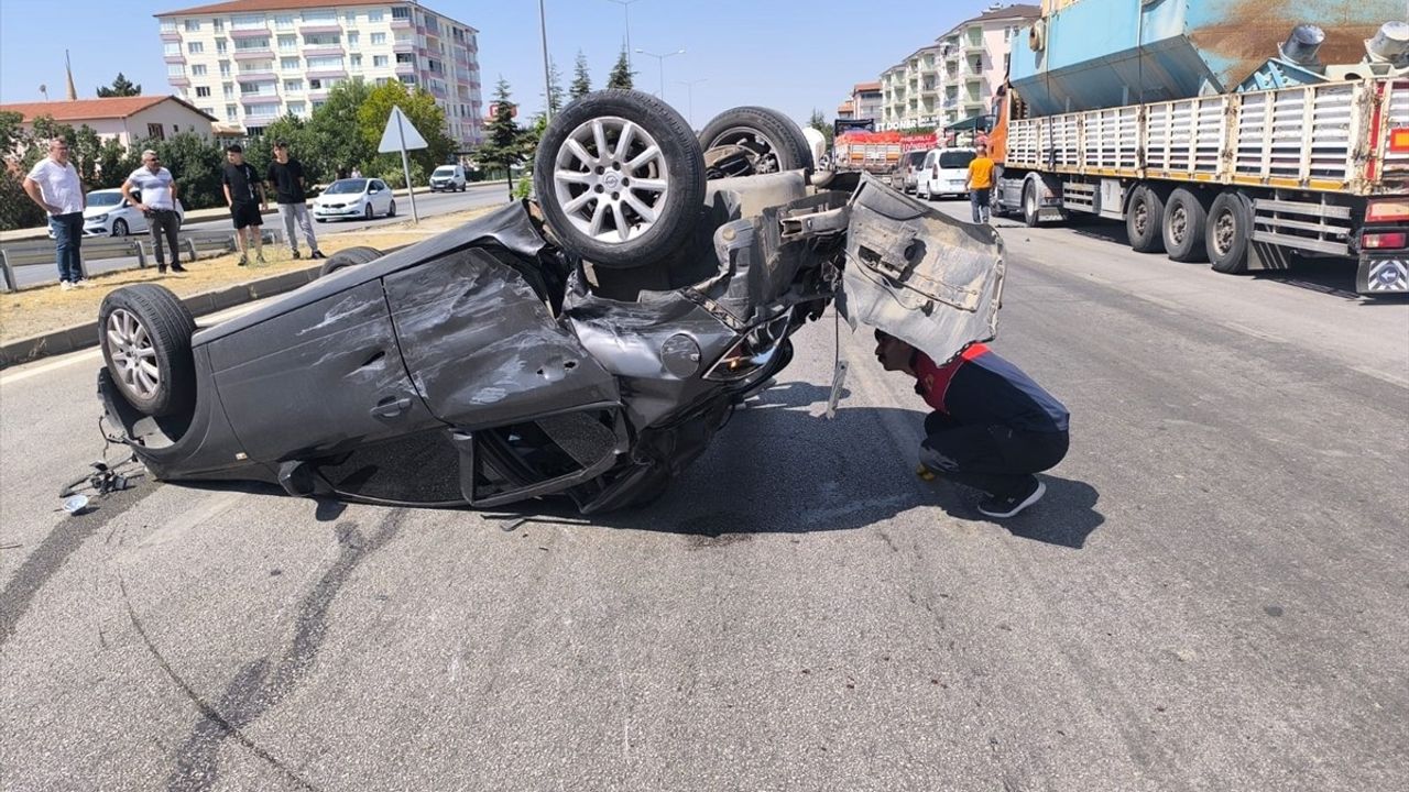 Çorum'da 3 Araç Çarpıştı: 6 Yaralı