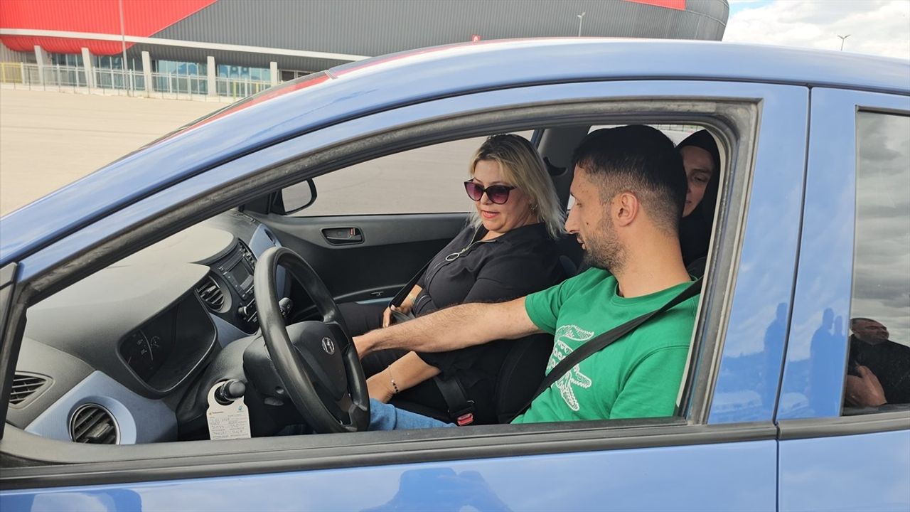 Çorum'da Görme Engelliler Otomobil Kullanma Etkinliği Düzenledi