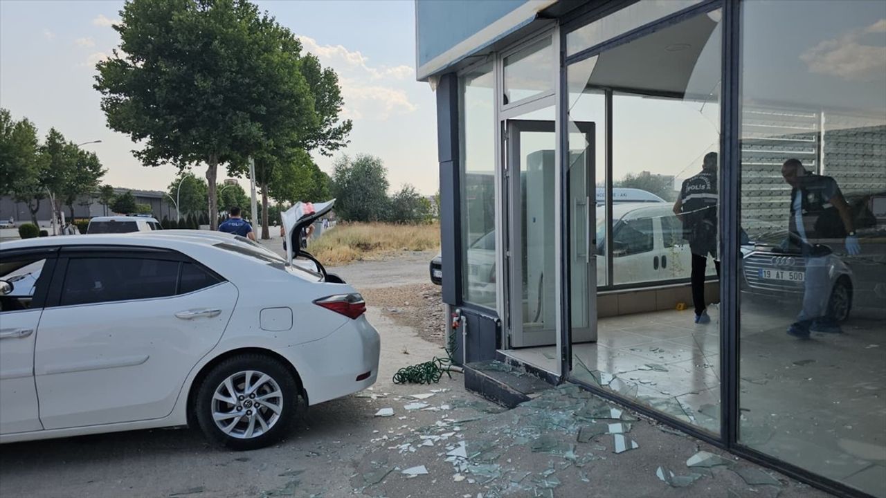 Çorum'da Oto Galerisine Silahlı Saldırı: Bir Kişi Yaralandı