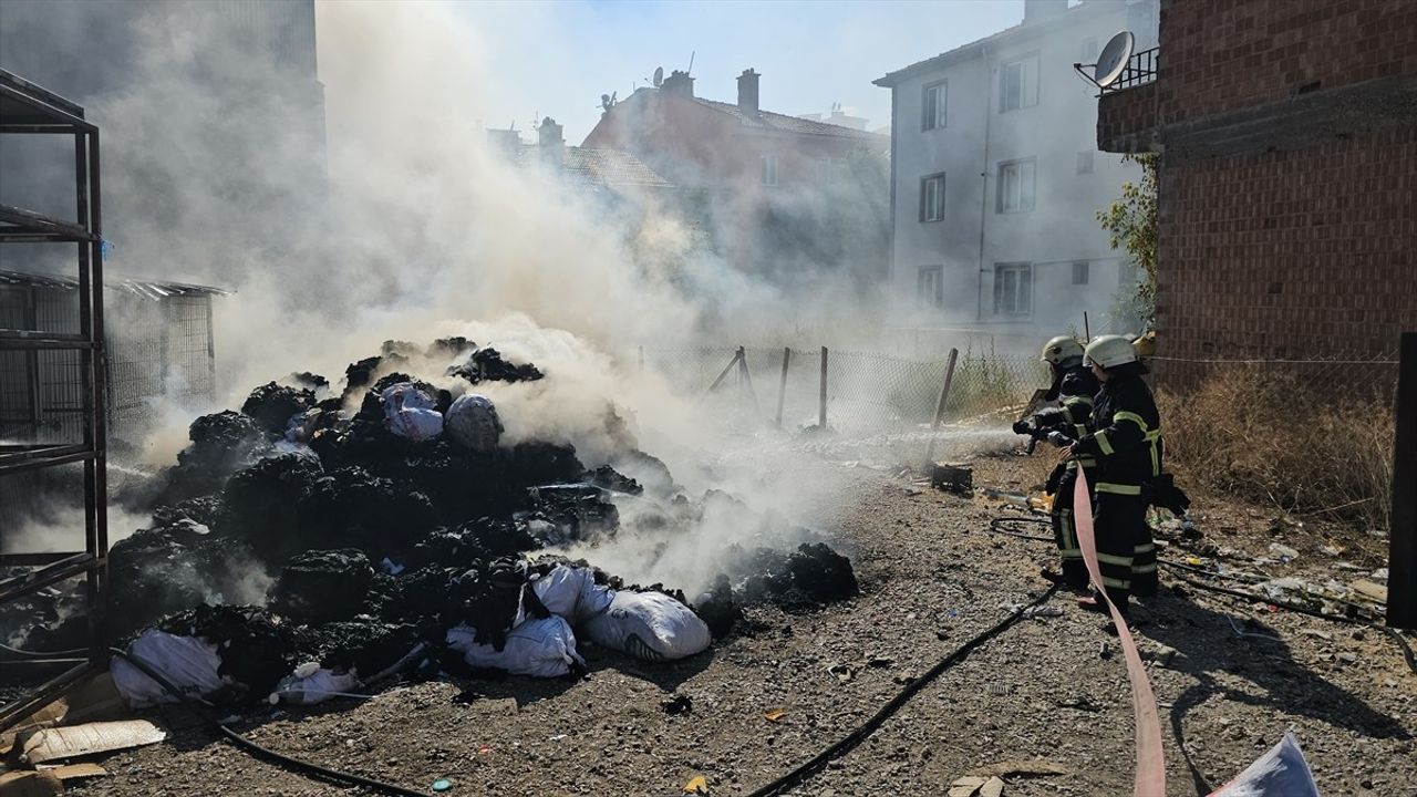 Çorum'da Tekstil Firması Atık Alanında Yangın Kontrol Altına Alındı